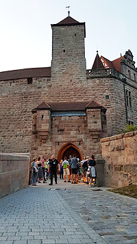 Menschen am Torbau der Cadolzburg Bild: Menschen am Torbau der Cadolzburg