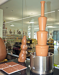 Bild: Schokobrunnen in der Chocothek der Confiserie Riegelein