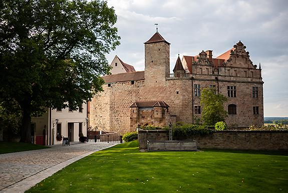 Blick von der Vorburg zur Cadolzburg, Foto: www.kreativ-instinkt.de Bild: Blick von der Vorburg zur Cadolzburg