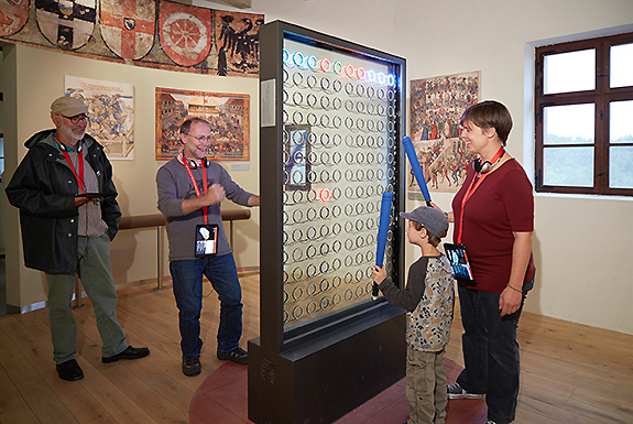 Foto: Bayerische Schlösserverwaltung Bild: Familie im Museum
