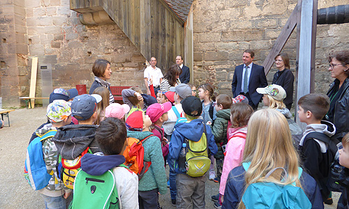 Bild: Die Burgexperten. Grundschulkinder auf Entdeckungsreise in der Cadolzburg