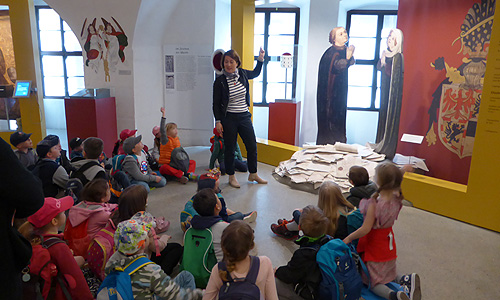 Bild: Die Burgexperten. Grundschulkinder auf Entdeckungsreise in der Cadolzburg