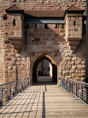 Bild: Hölzerne Brücke zum inneren Burghof