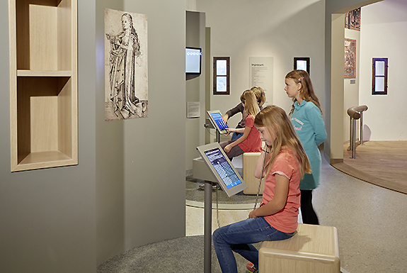 Kinder im Museum "Erlebnis Cadolzburg", Foto: Bayerische Schlösserverwaltung Bild: Kinder im Museum "Erlebnis Cadolzburg"